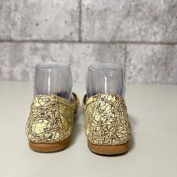 𝅺frye Carson Ballet Cracked Metallic Round Toe Leather Shoes - Picture 3 of 10